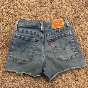 SOLD    Womens levi’s shorts size 25